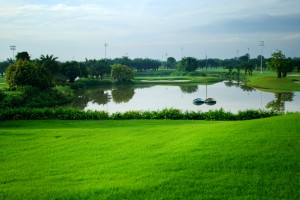Hồ nước lung linh của sân golf Long Thành