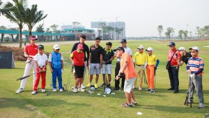 Dạy golf cho các em nhỏ tại học viện Golf EPGA