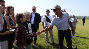 Obama vui vẻ bắt tay người hâm mộ