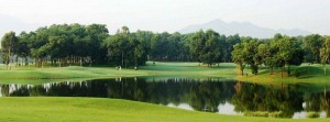 Hồ nước trong sân golf Đồng Mô