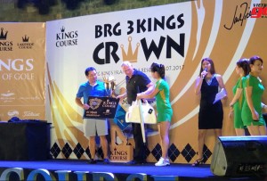 Trao giải cho người chiến thắng tại BRG Three KIngs Crown