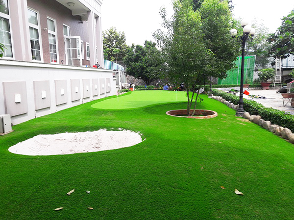   Sân vườn đẹp đẳng cấp hơn sau khi được thiết kế thi công mini golf