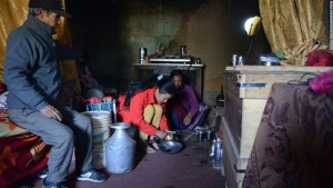 Pratima Sherpa và bố mẹ cô sống trong ngôi nhà chật hẹp