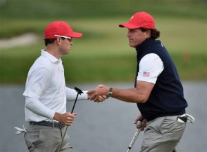 Hai tay golf chuyên nghiệp Zach Jonhson và Phil Mickelson (Ảnh: Reuters.)