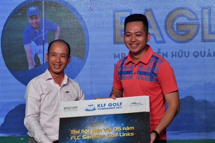 trao giải Eagle cho golfer Nguyễn Hữu Quân