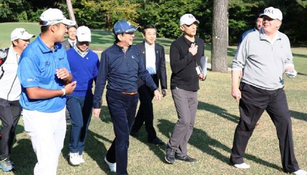 Thủ tướng Nhật Shinzo Abe chơi golf cùng Tổng thống Trump