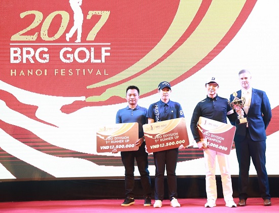 Trao các giải thưởng khác cho các golfer đoạt giải tại BRG Golf Hà Nội Festival 2017