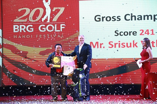 Trao giải best gross cho tay golf người Thái Lan tại BRG Golf Hà Nội Festival 2017